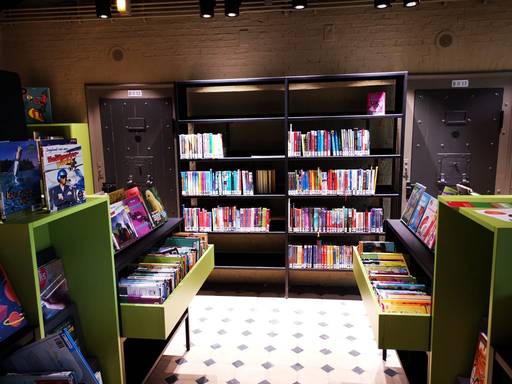Bibliotheek in oude gevangenis.
